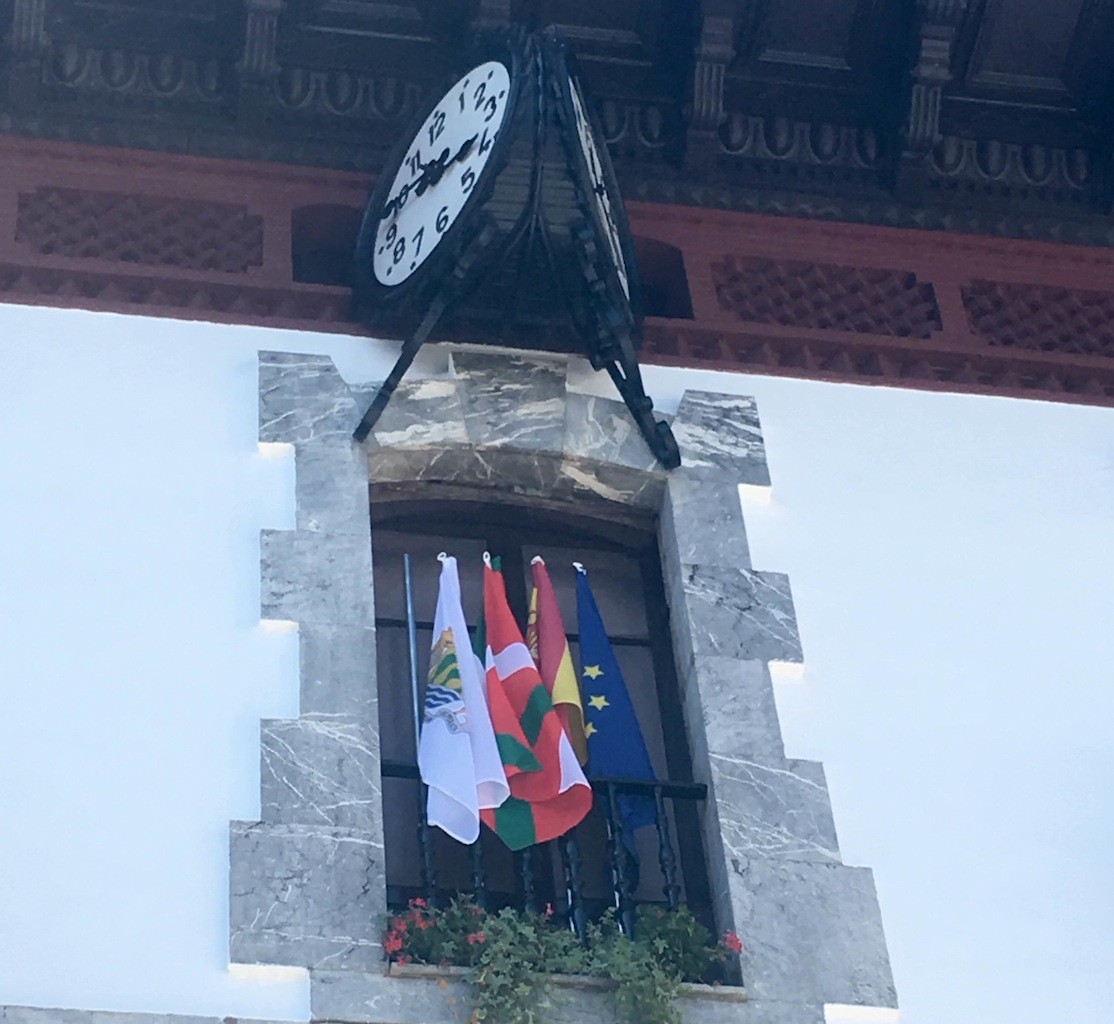 Jabier Altunaren GUTUNA: "Bandera espainola udaletxean"