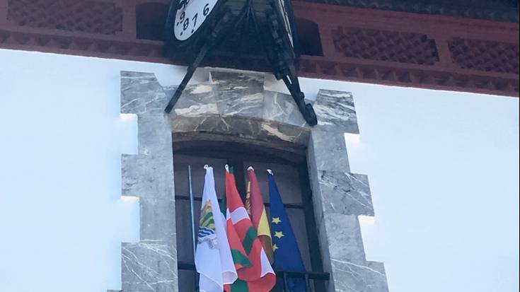 Jabier Altunaren GUTUNA: "Bandera espainola udaletxean"