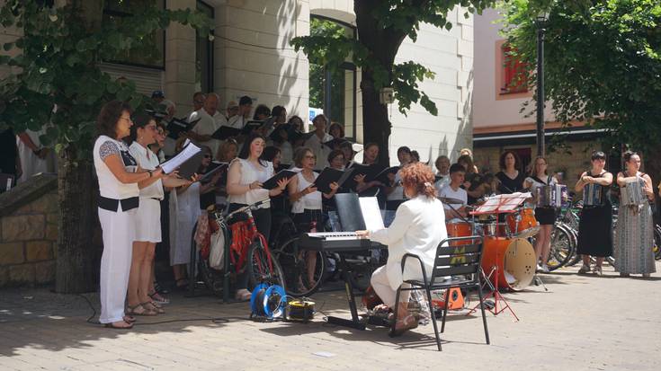 Txinpirin eta Zarautz abesbatzak, Musikaren Europako Egunarekin bat eginda