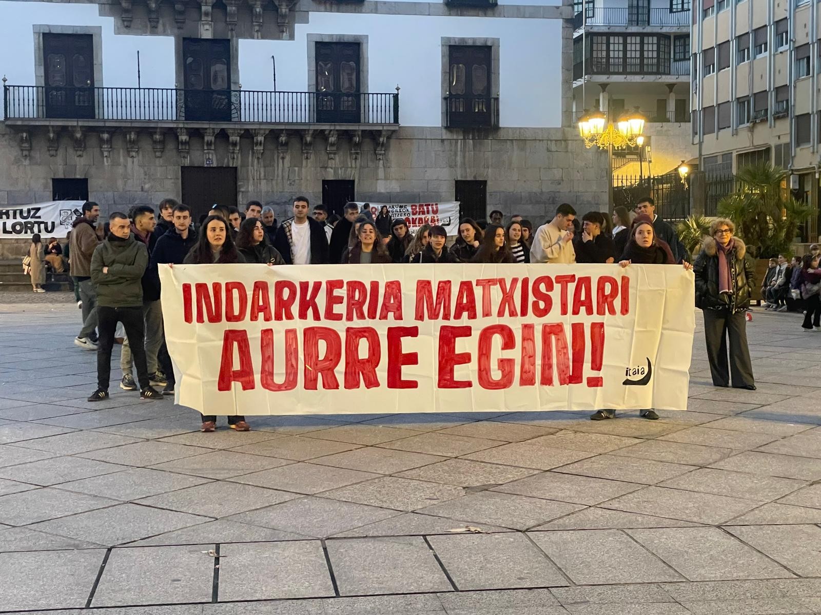 Sarrigurengo hilketa matxista salatzeko elkartu dira plazan