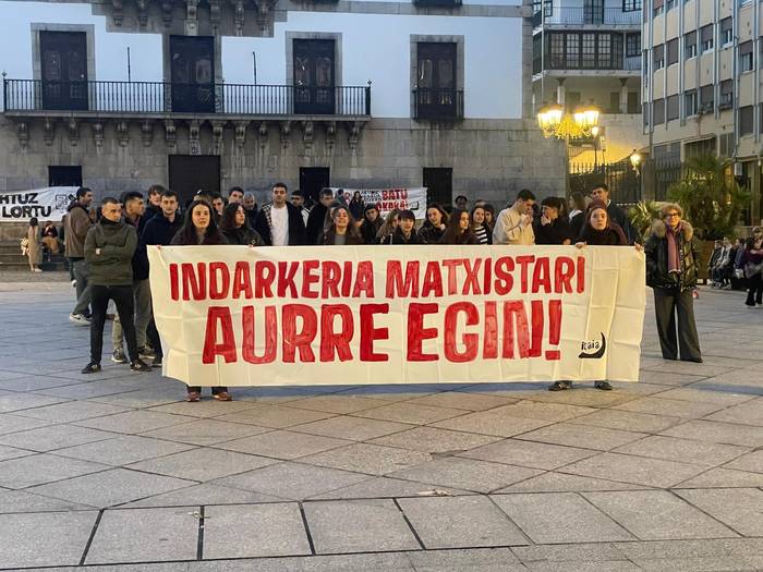 Sarrigurengo hilketa matxista salatzeko elkartu dira plazan