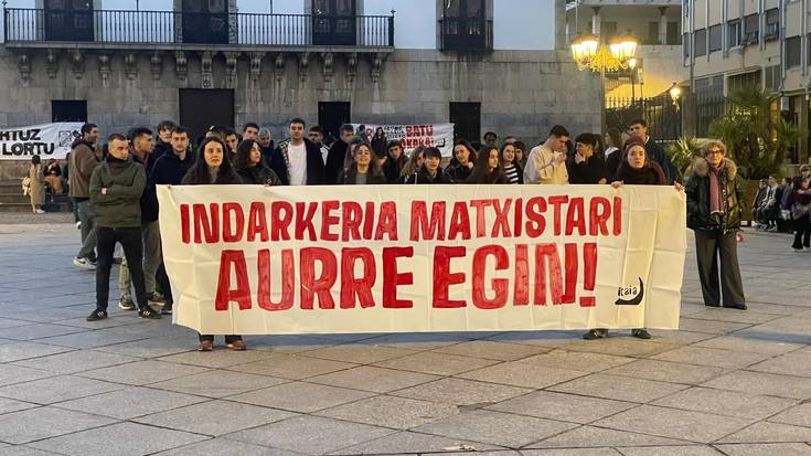 Sarrigurengo hilketa matxista salatzeko elkartu dira plazan