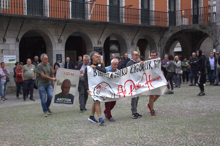 Manifestazioa, Antton Olaizola deportatu zestoarraren eskubideak aldarrikatzeko