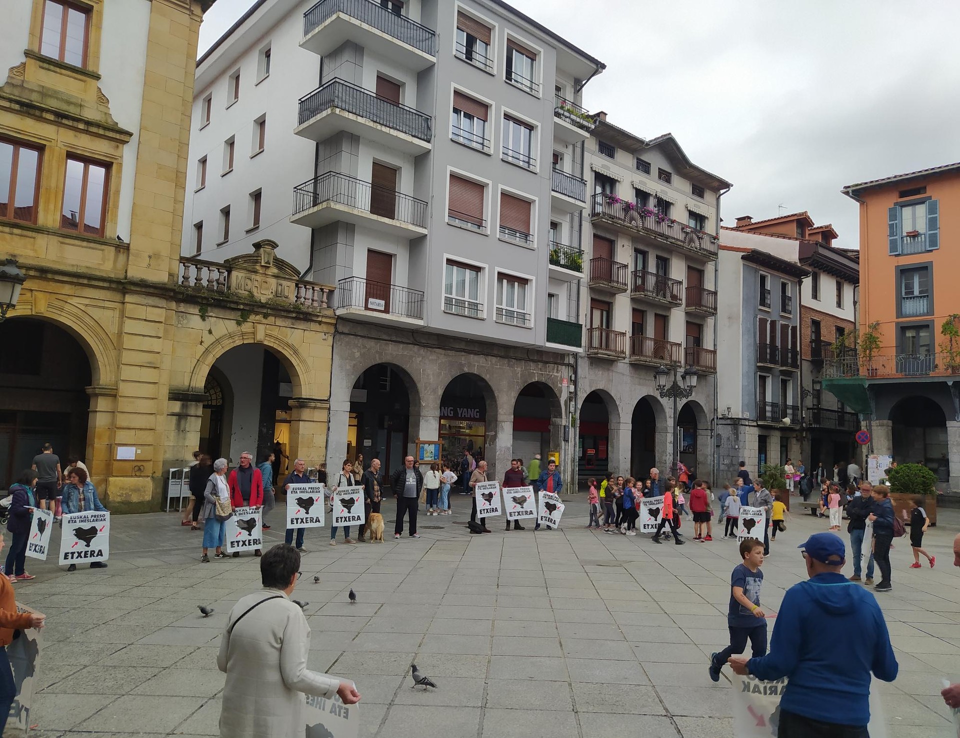 Euskal presoen eta iheslarien eskubideen aldeko elkarretaratzea egingo dute bihar, plazan