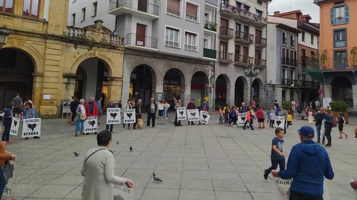 Euskal presoen eta iheslarien eskubideen aldeko elkarretaratzea egingo dute bihar, plazan